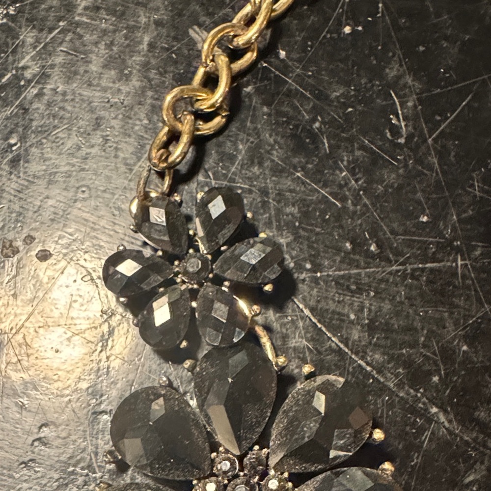 Elegant Black Floral Necklace - Picture 3 of 3